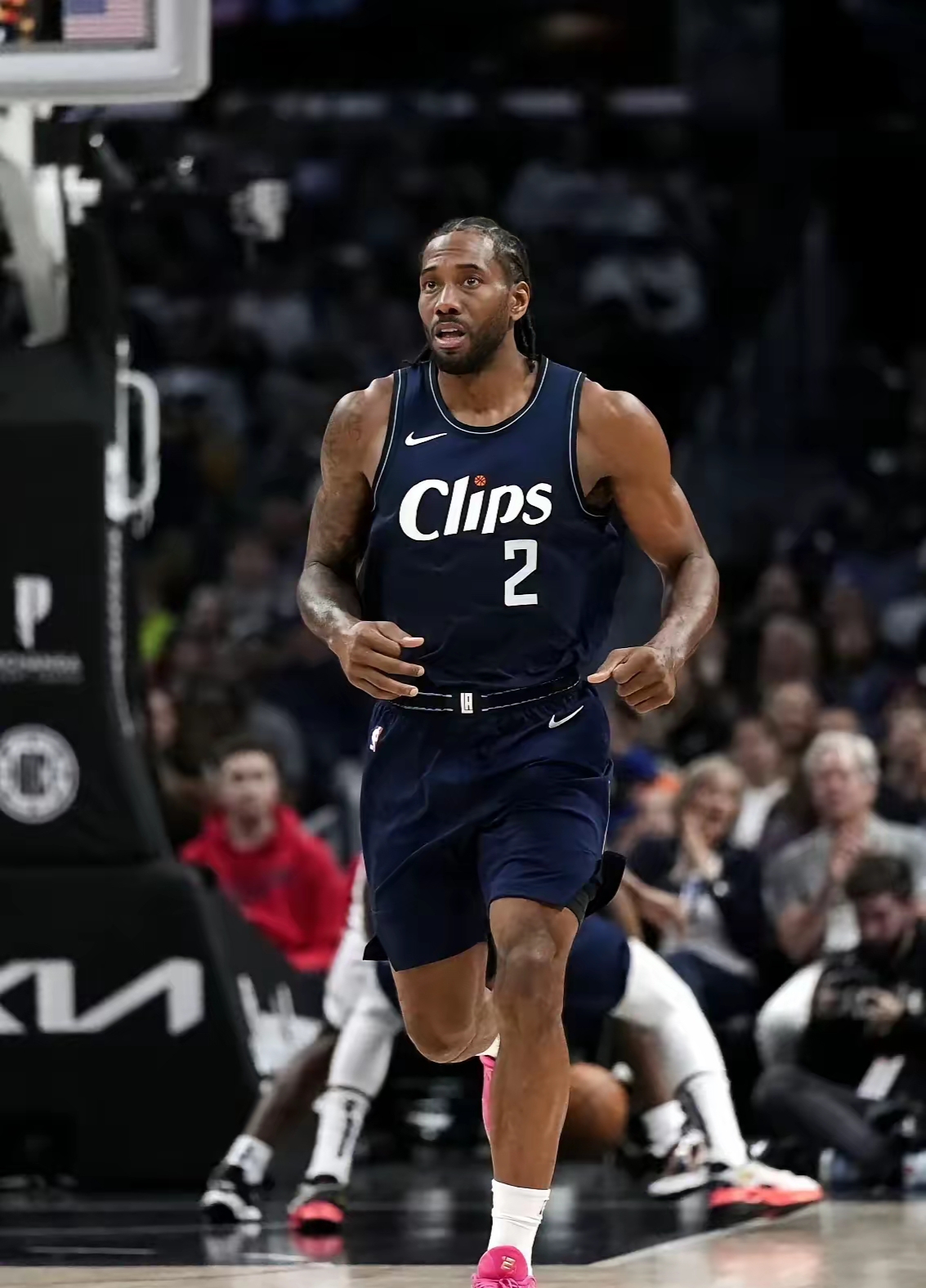 调皮二娃上线，穆勒庆祝夺冠时和25号队友高尔德顶牛假装受伤（穆勒夺冠庆祝与25号高尔德顶牛嬉闹，二娃调皮上演装伤）