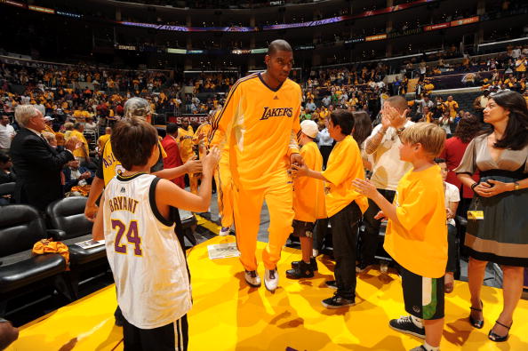 剑南春｜巴萨4-0十人毕包，费兰双响，莱万、费尔明破门（剑南春｜巴萨4-0大胜十人毕尔巴鄂，费兰梅开二度，莱万与费尔明建功）