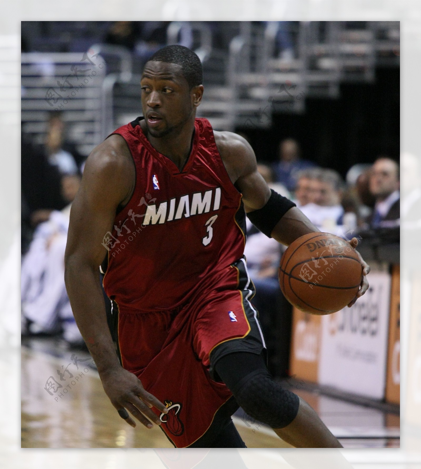 杜兰特篮下强打稳定胜局（杜兰特内线强攻锁定胜利）