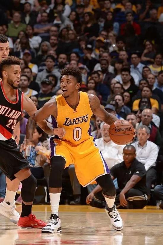 卡卢卢：斯帕莱蒂要求很高；我们可以随时切换三后卫或四后卫（卡卢卢：斯帕莱蒂标准很高，球队可随时在三后卫与四后卫间切换）