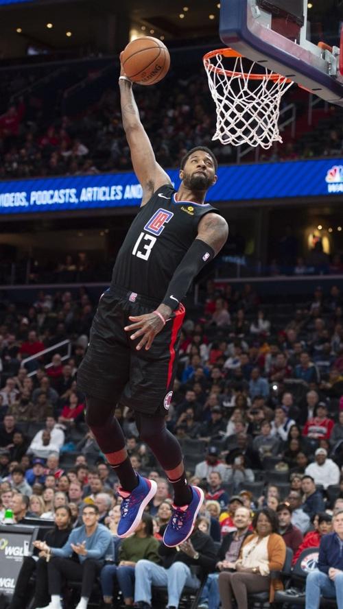 在空中直上直下：福法纳对阵巴萨个人集锦（腾空制霸：福法纳对阵巴萨高光时刻）