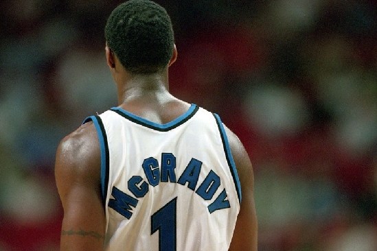 维斯塔潘起步良好暂时领跑，皮亚斯特里过掉诺里斯上至第2（维斯塔潘发车强势暂居榜首，皮亚斯特里超越诺里斯升至第二）