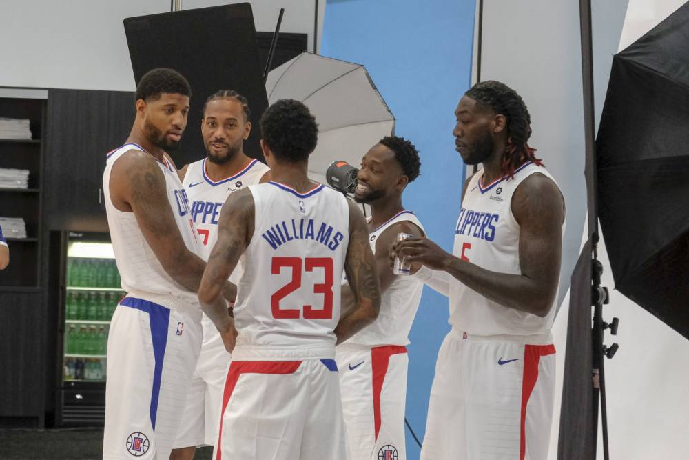 伊涅斯塔：中场球员当教练更能掌控全局，小法现在做得非常好（伊涅斯塔：中场出身更会统筹全局，小法执教表现出色）