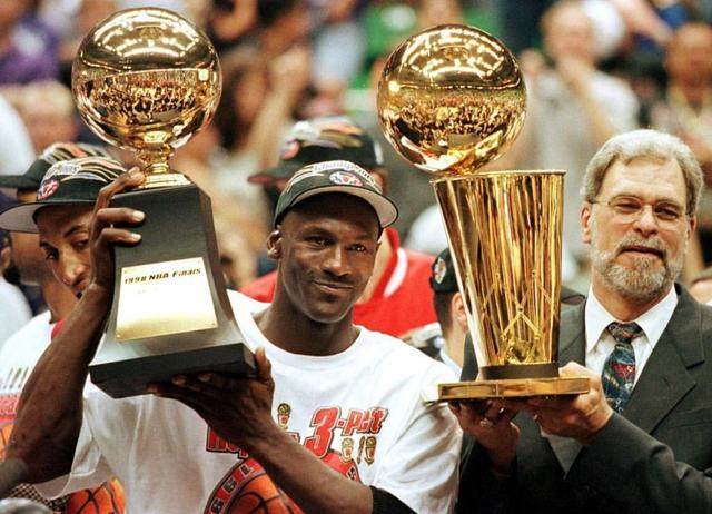 足球巴萨传奇出山担任俱乐部高层（巴萨名宿回归出任俱乐部高层）