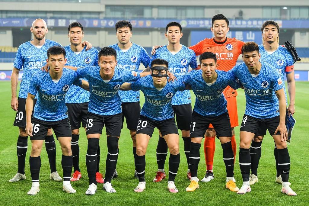 《在场外》视频栏目｜对话辽宁铁人：家乡、平常心和关于中超的明天（在场外特别视频：与辽宁铁人聊家乡、平常心及中超的未来）