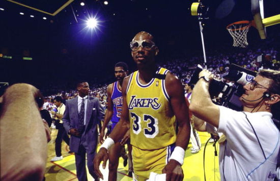 哀悼，一巴西18岁小将在家中因弟弟清理步枪时走火中弹身亡（悼念：巴西18岁小将家中意外中弹身亡，疑因弟弟清理步枪走火）