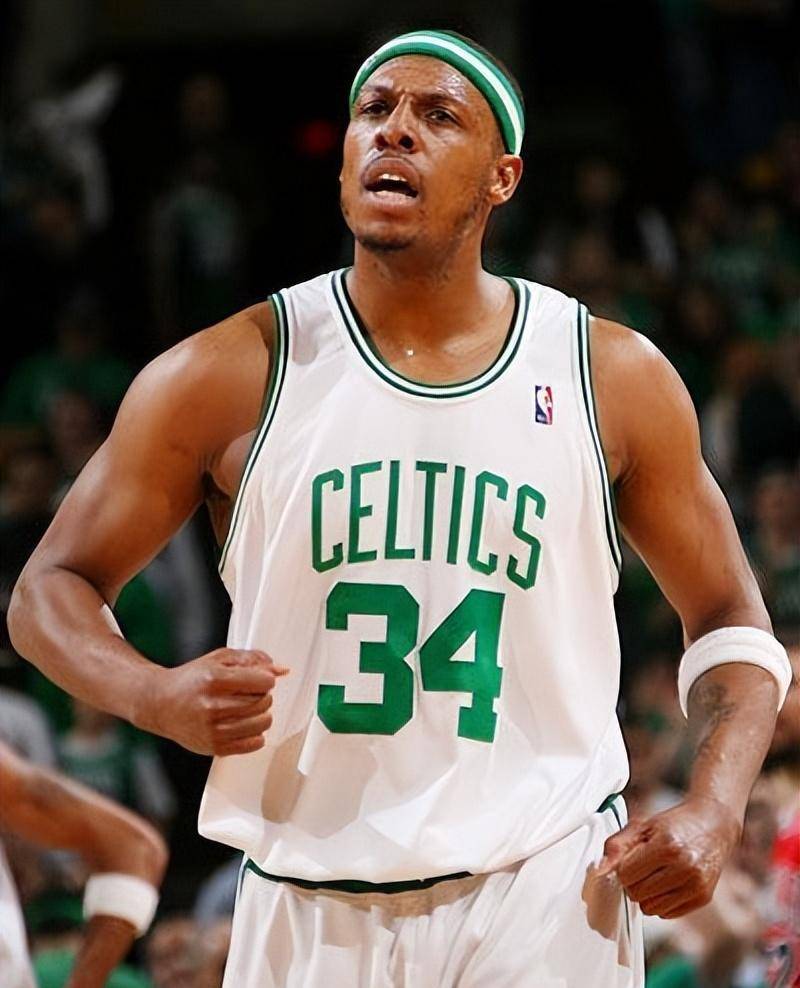 雪飞天逆转绝杀！苏翊鸣卫冕单板滑雪大跳台冠军（苏翊鸣上演雪飞天逆转绝杀，成功卫冕单板滑雪大跳台冠军）